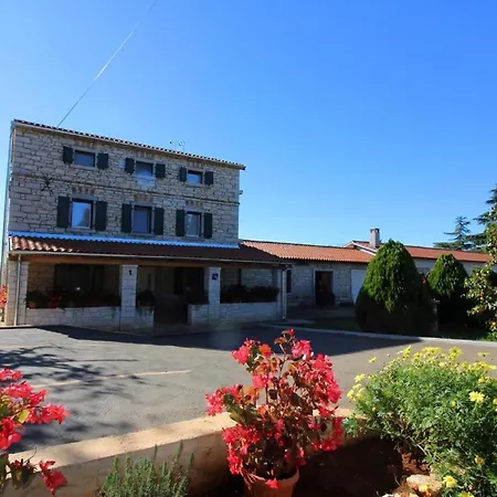 Castello Mit Gepflegtem Garten * Babići