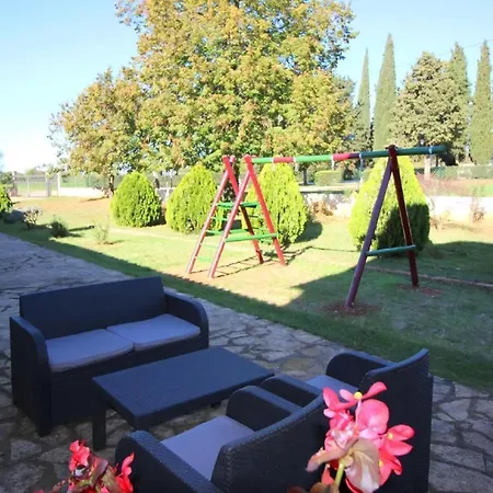 Castello Mit Gepflegtem Garten Babići