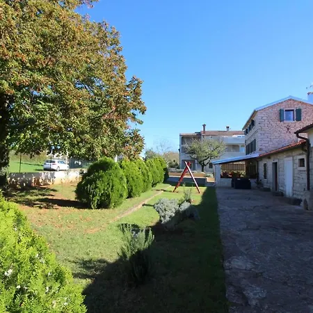 Castello Mit Gepflegtem Garten * Babici